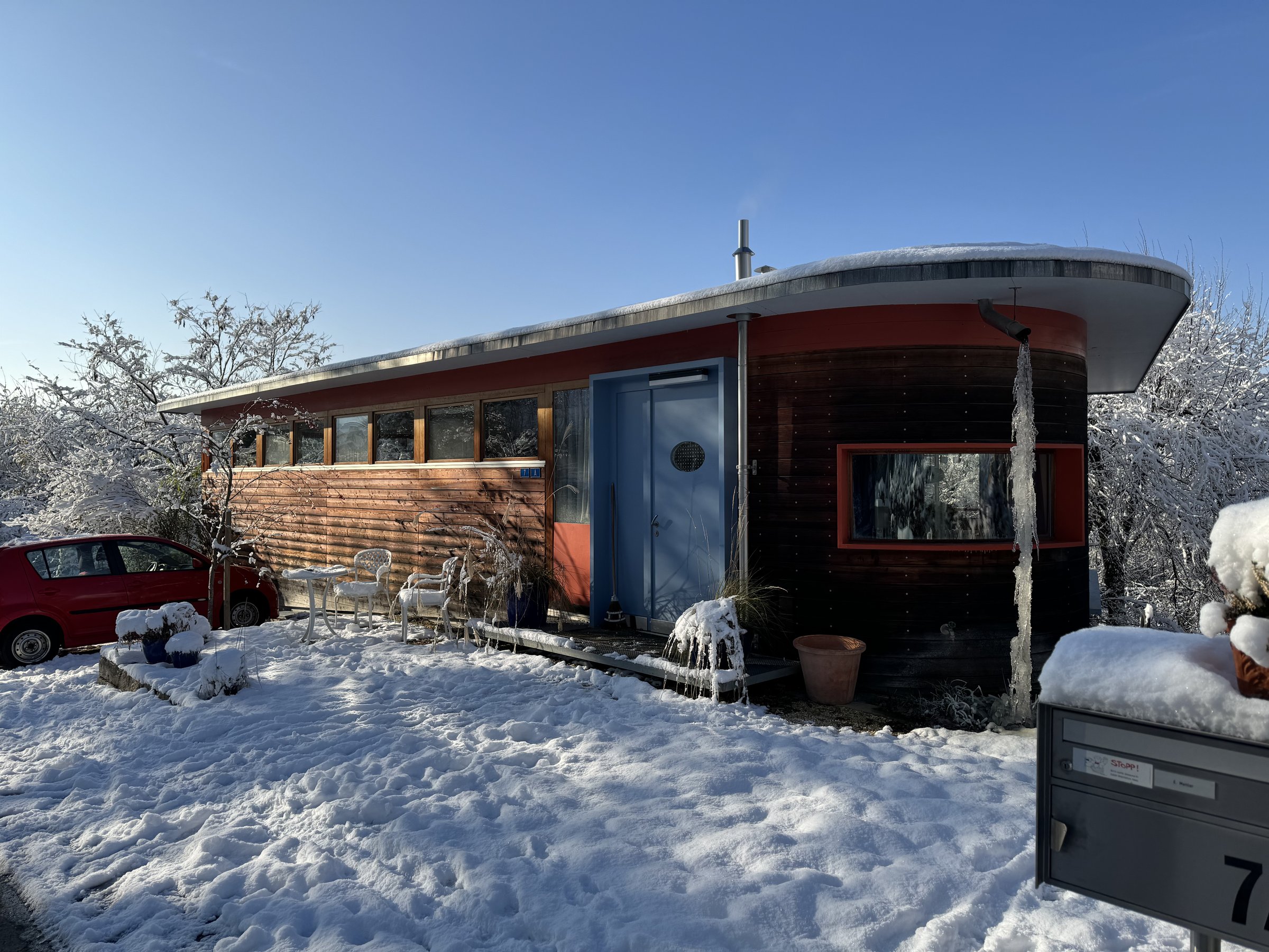 Das Bürogebäude neben dem Wohnhaus an der Bleumattstrasse im Winter