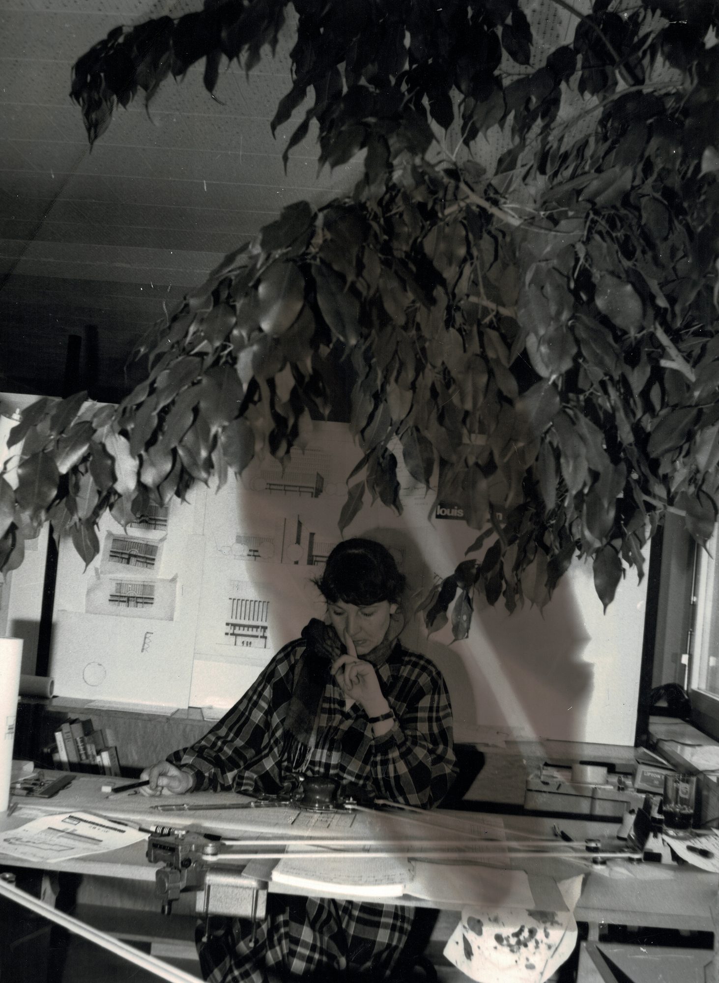 Ursula Willenegger als angestellte Architektin am Zeichentisch, 1978