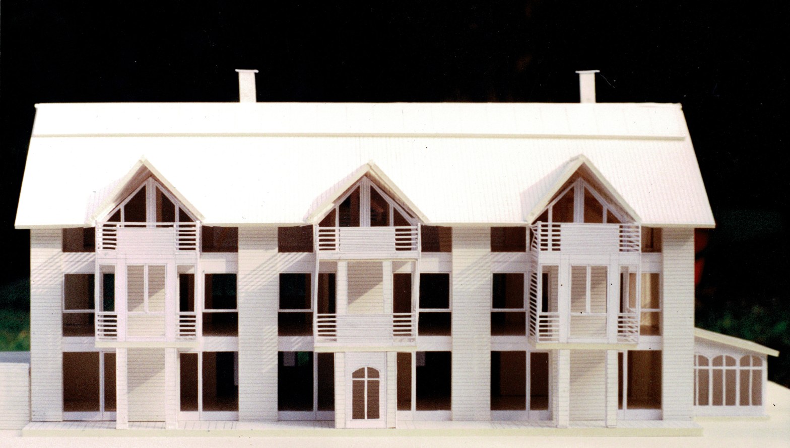 Weisses Architekturmodell eines Mehrfamilienhauses