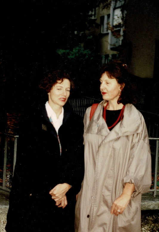 Ursula Willenegger und Helen den Hartog als junge Architektinnen, 1977